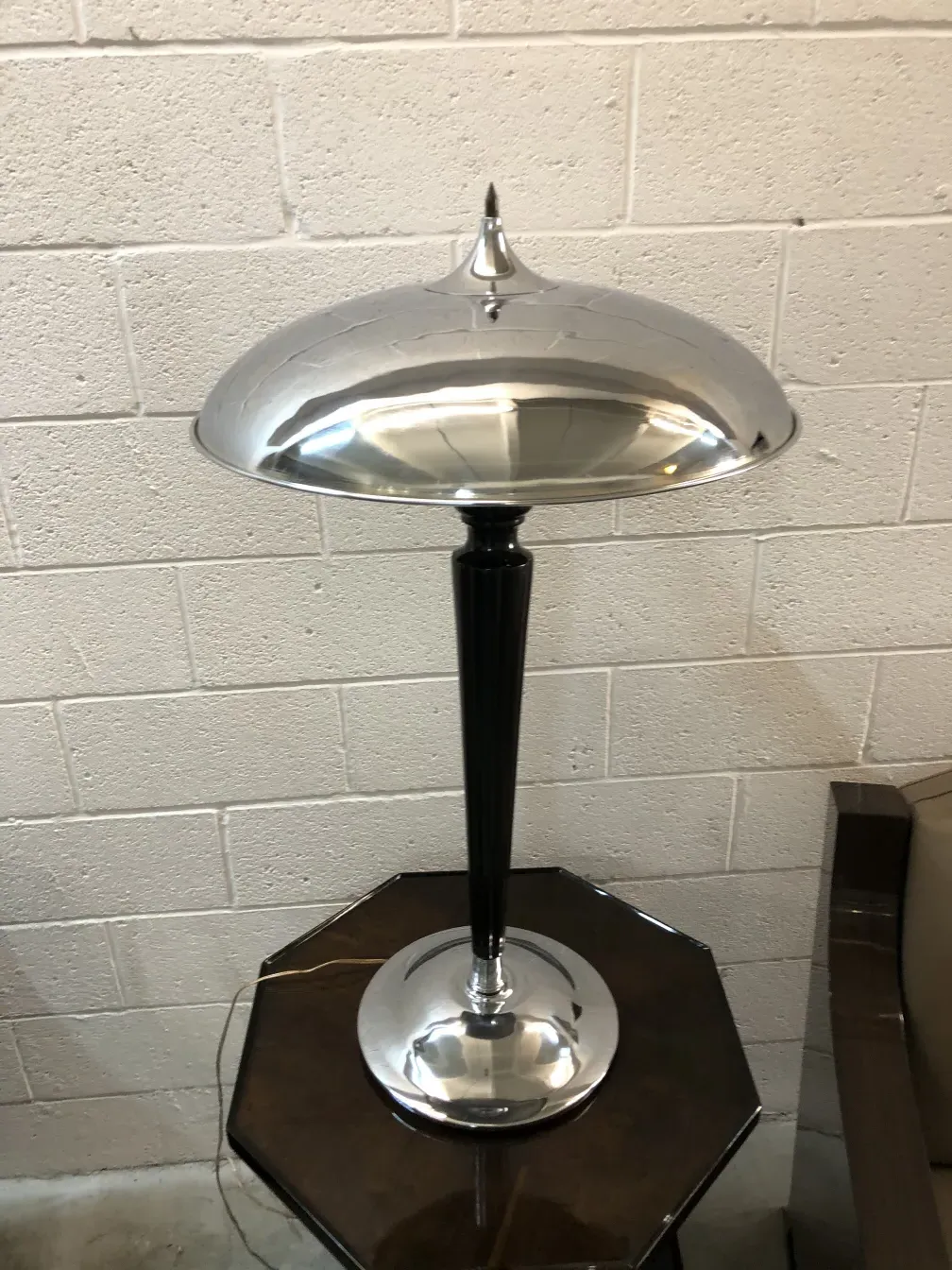 due lampade da tavolo antiche con base ottagonale e riflesso