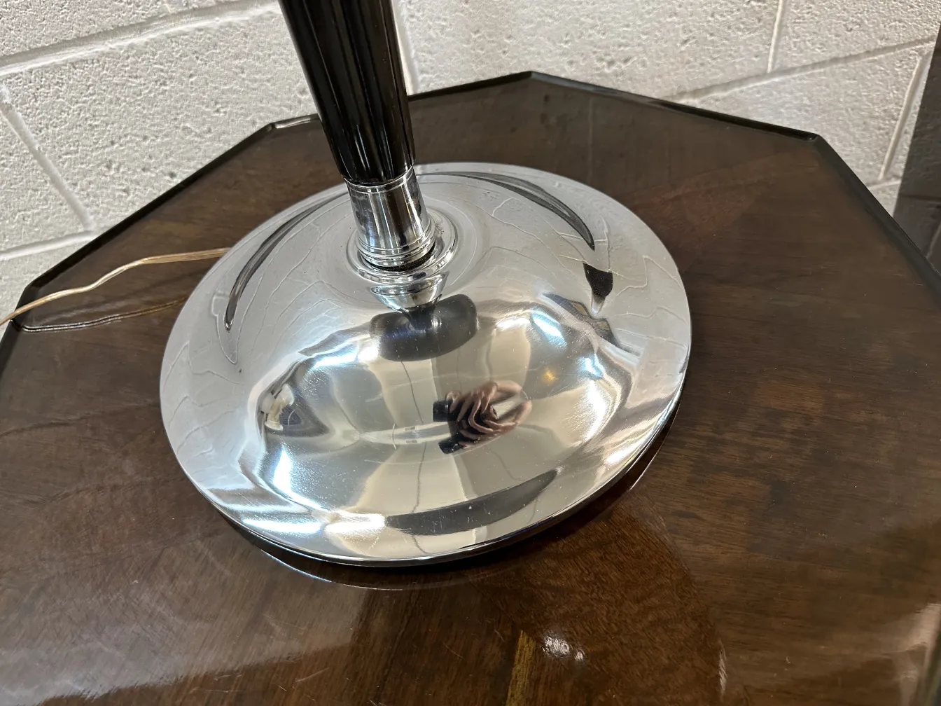 zwei antike Tischleuchten auf einem Tisch