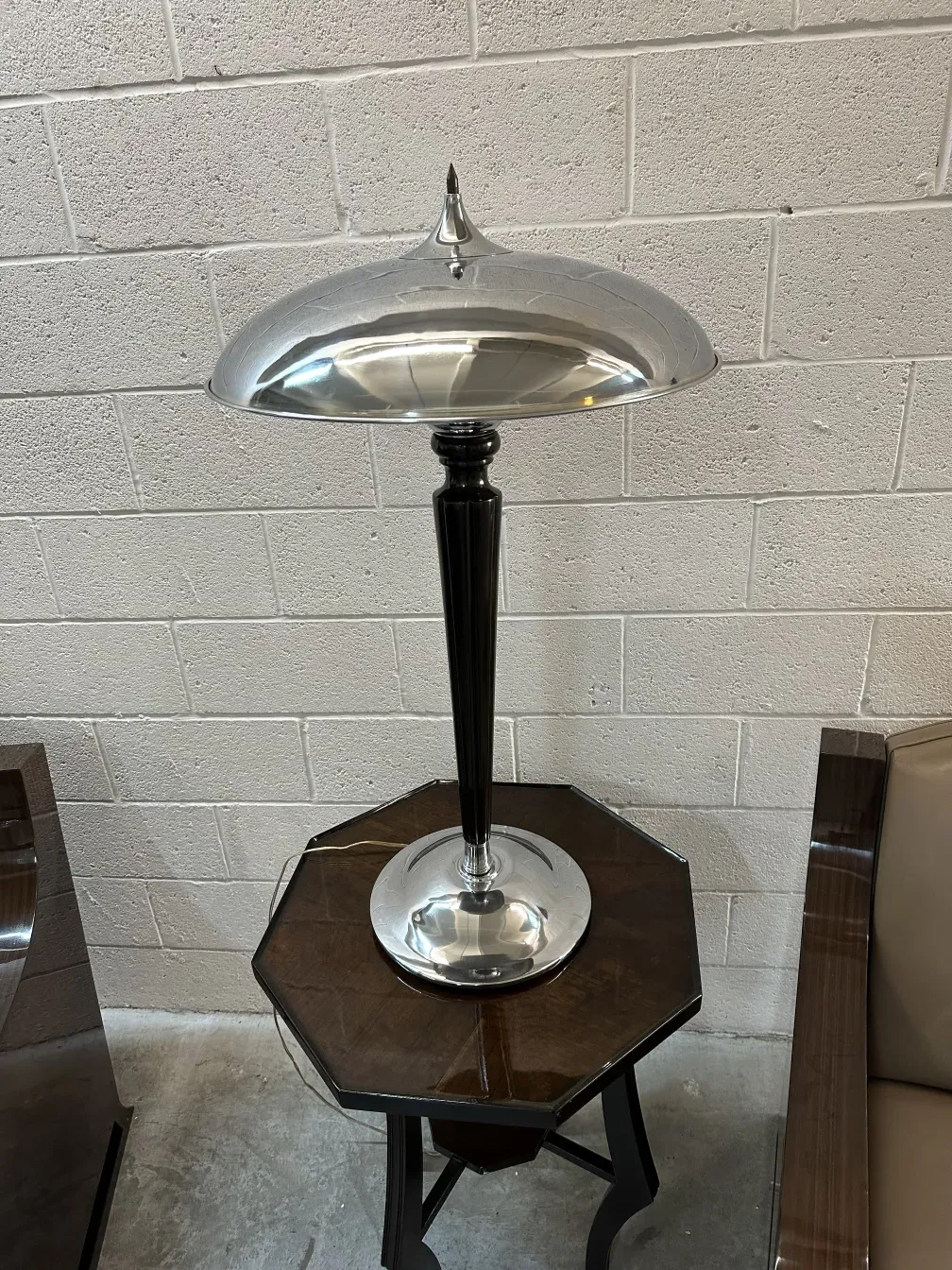 Dos lámparas de mesa antiguas con diseño elegante y decorativo.