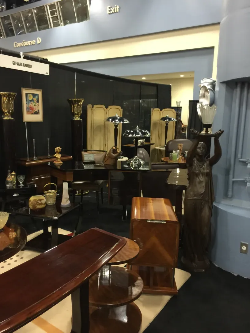 2 lampade da tavolo antiche esposte con altri mobili