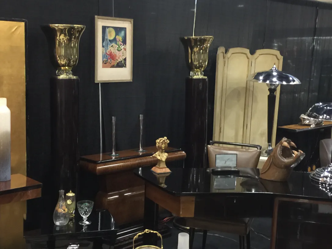 dos lámparas de mesa antiguas, con diseño clásico, en un entorno elegante