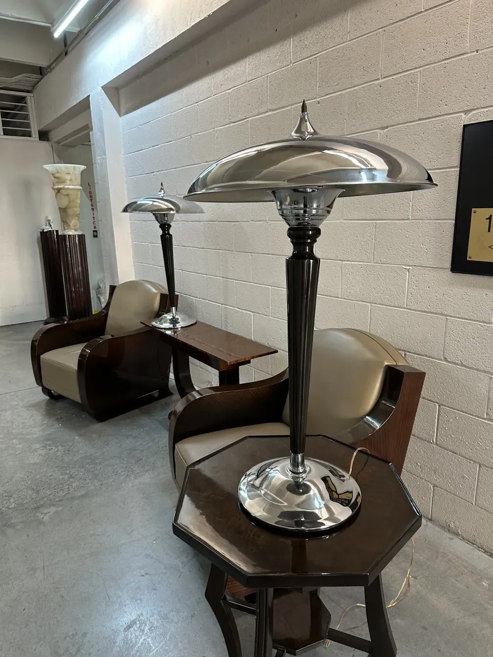 Dos lámparas de mesa antiguas, con elegante estructura decorativa, en un entorno moderno.