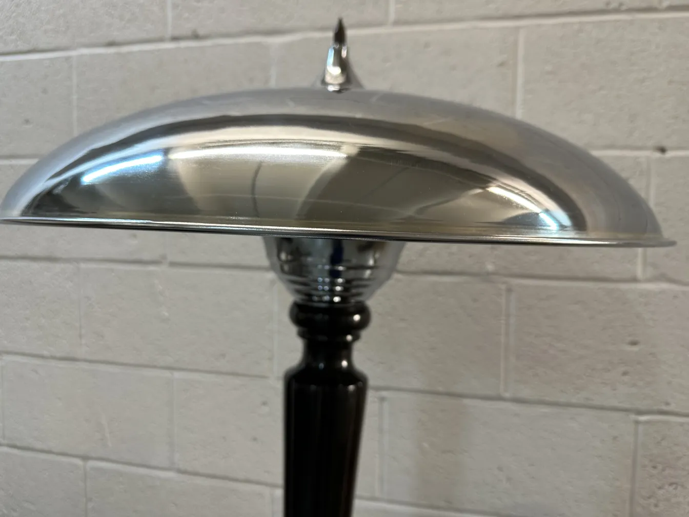 Gros plan de 2 lampes de table anciennes avec un design élégant.