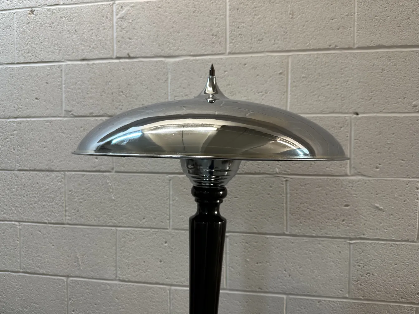 Vista en detalle de 2 lámparas de mesa antiguas, con una base elegante y amplia pantalla