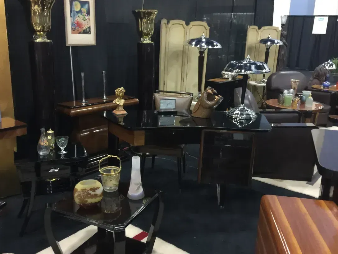 2 lámparas de mesa antiguas entre muebles varios, elegante diseño