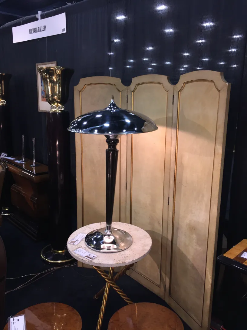 due lampade da tavolo antiche con design elegante