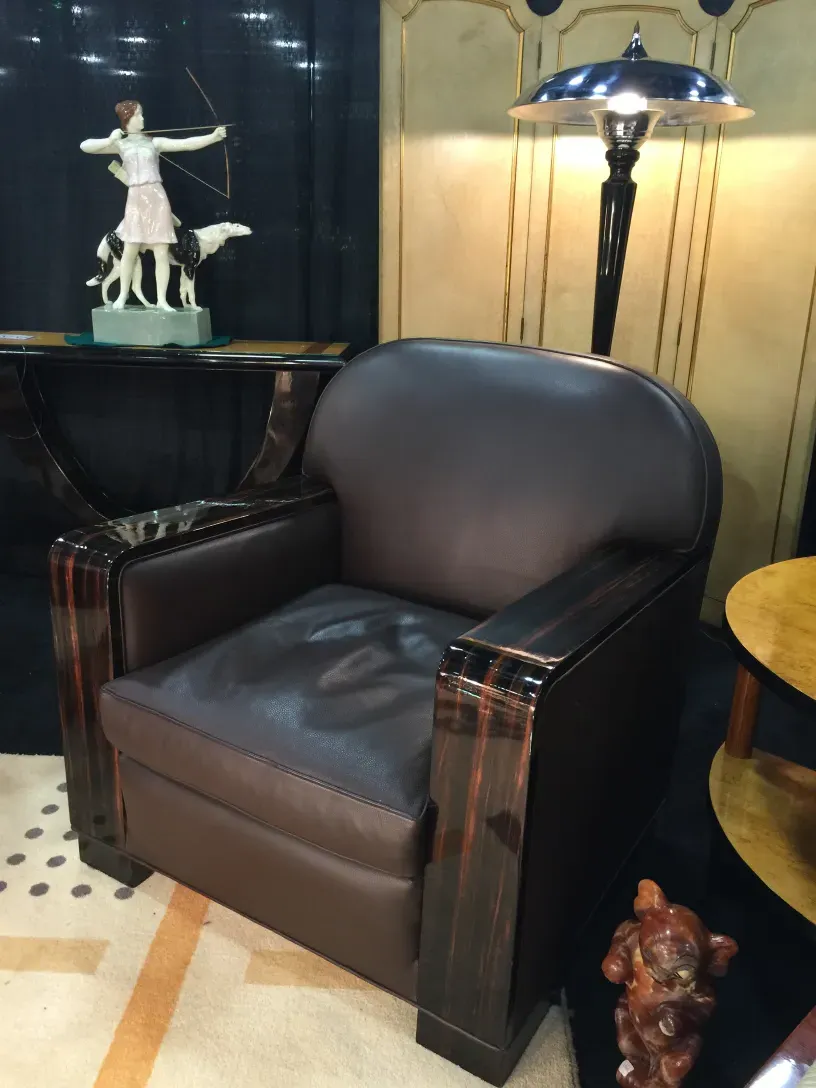 duas lâmpadas de mesa antigas, com detalhes elegantes, em um ambiente aconchegante, decoração clássica.