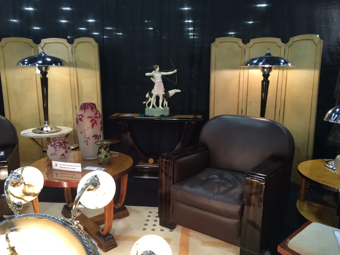 Vista de dos lámparas de mesa antiguas con decoración elegante