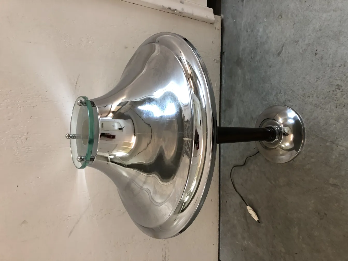 Ancienne lampe de bureau avec base polie et abat-jour ouvert