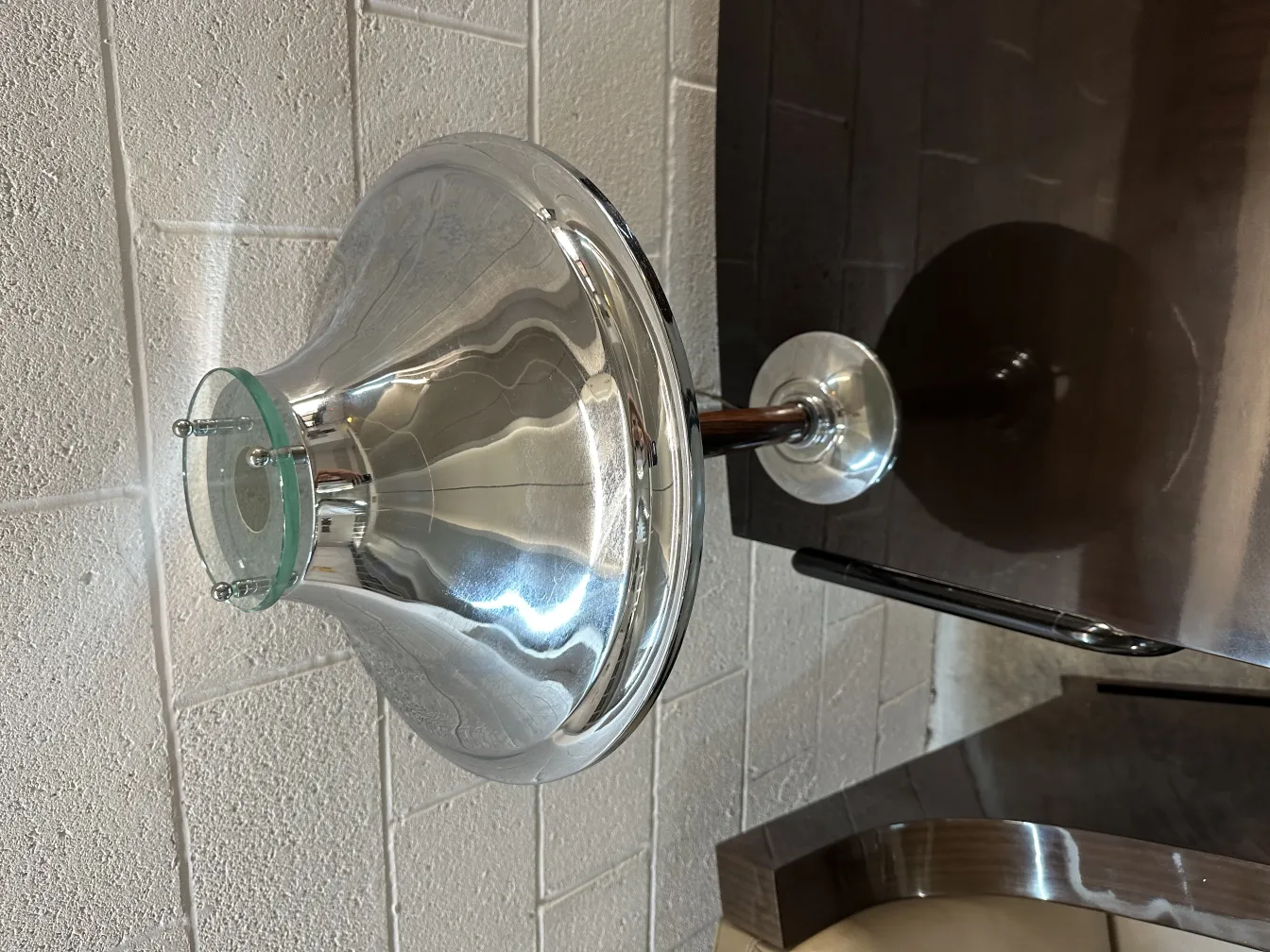 Glänzende antike Tischlampe mit eleganten Details.