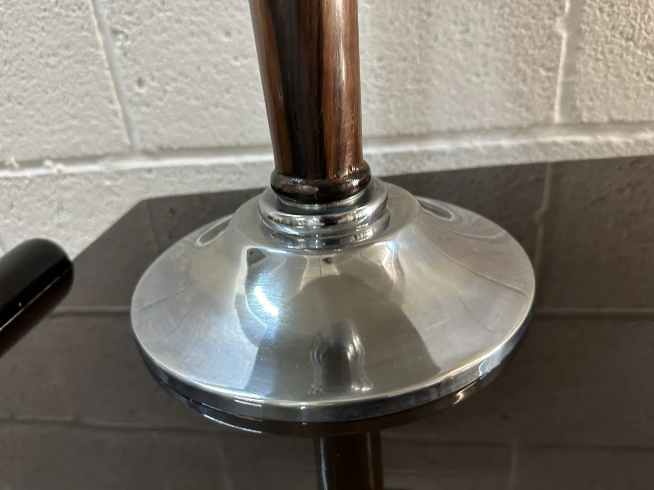 Basis einer antiken Tischlampe mit eleganter Gestaltung, neutraler Hintergrund