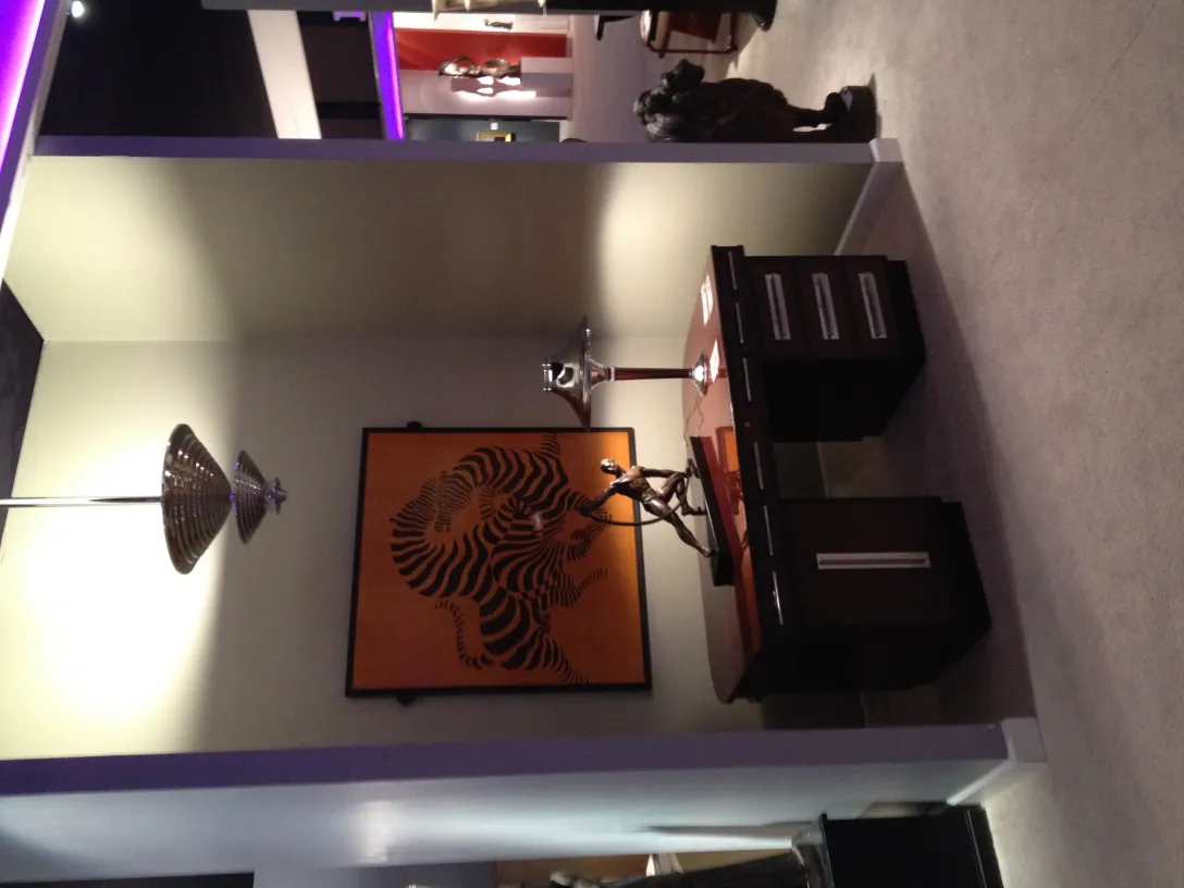 lampe de bureau ancienne avec base moderne dans un cadre élégant