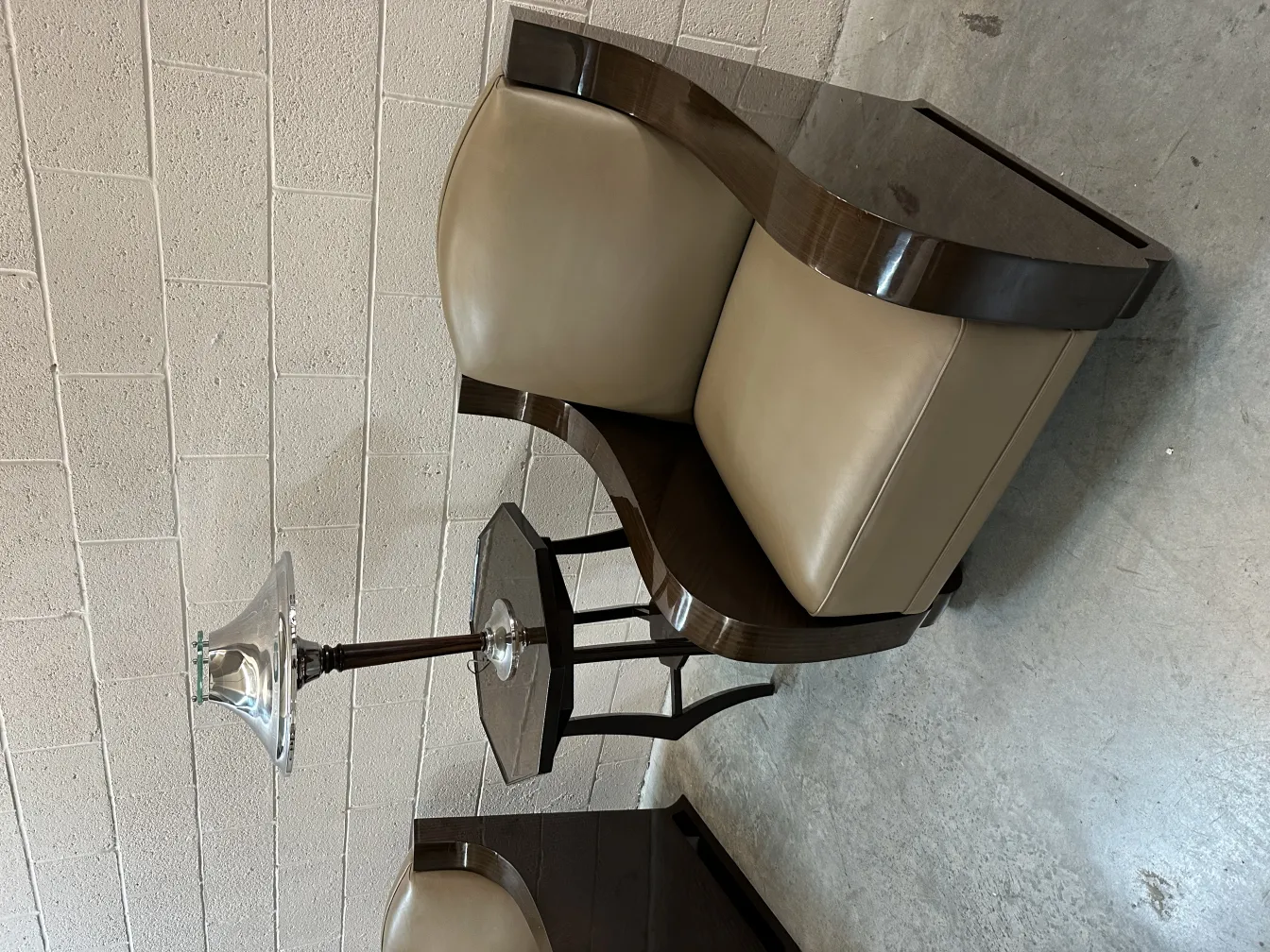 antica lampada da tavolo con base decorativa e paralume