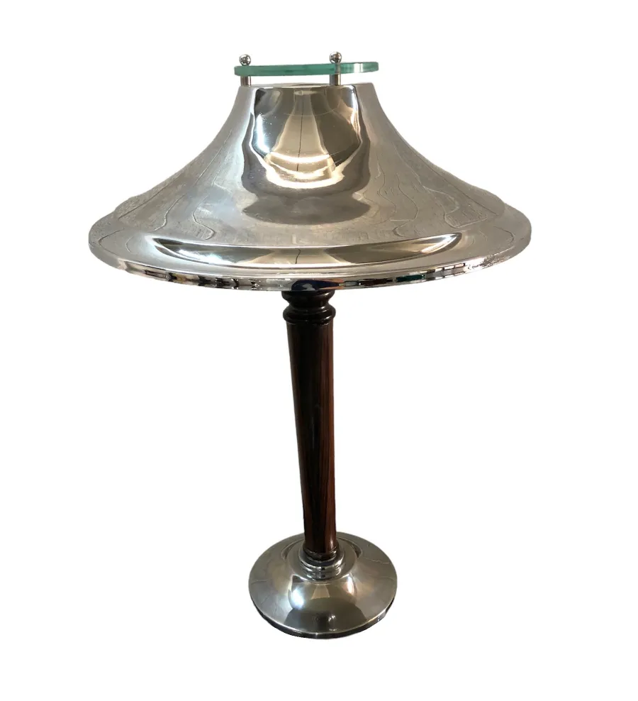 lampada da tavolo antica con base lucente e design moderno