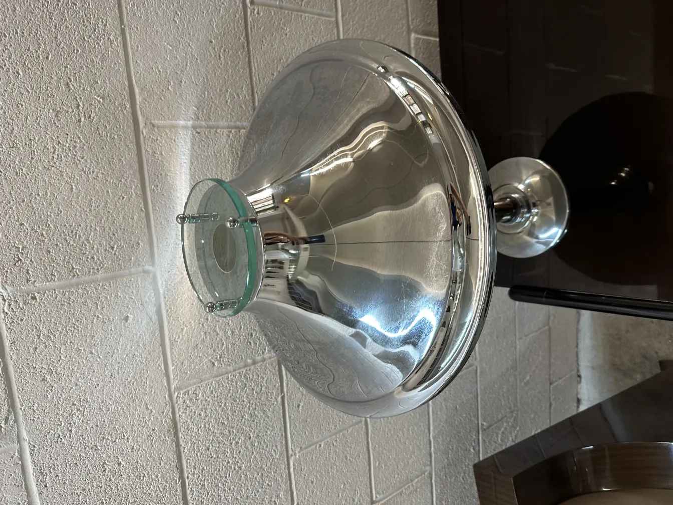 Lampada da tavolo antica con finitura lucida, perfetta per decorare.