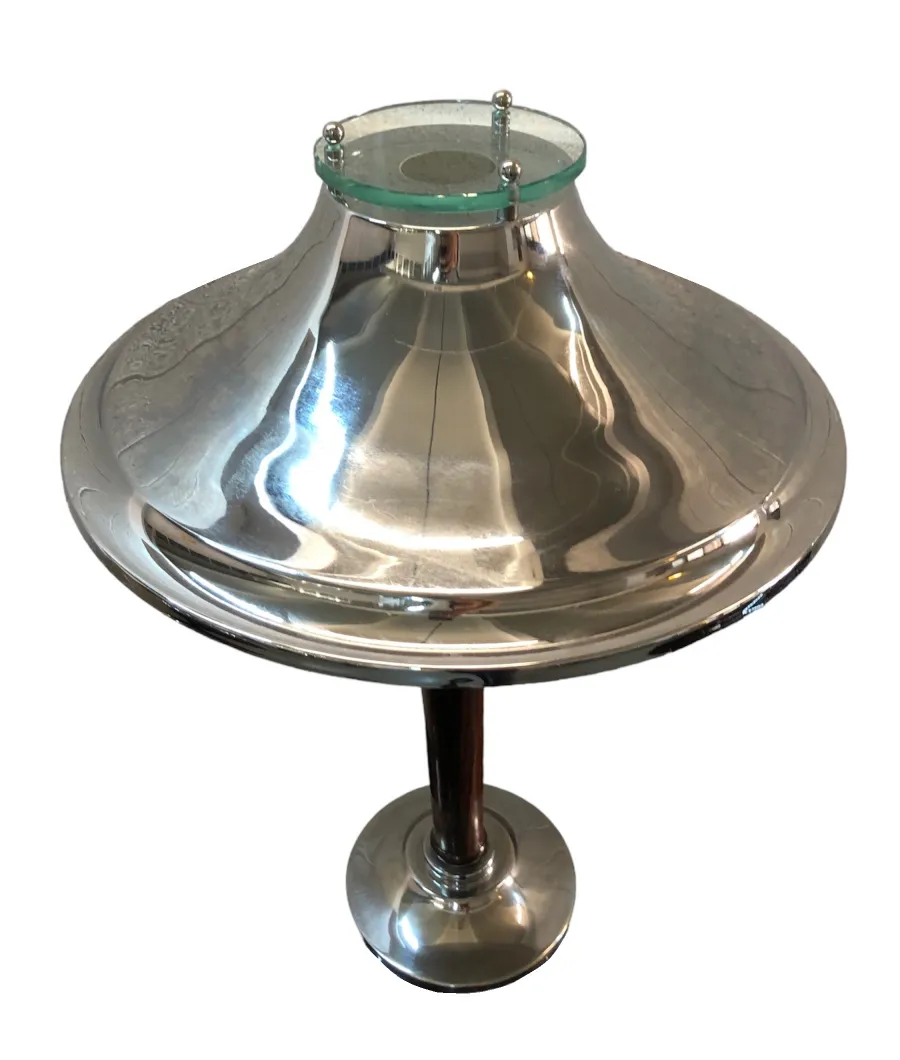 Lampada da tavolo antica con forma lucida ed elegante, adatta per la decorazione.