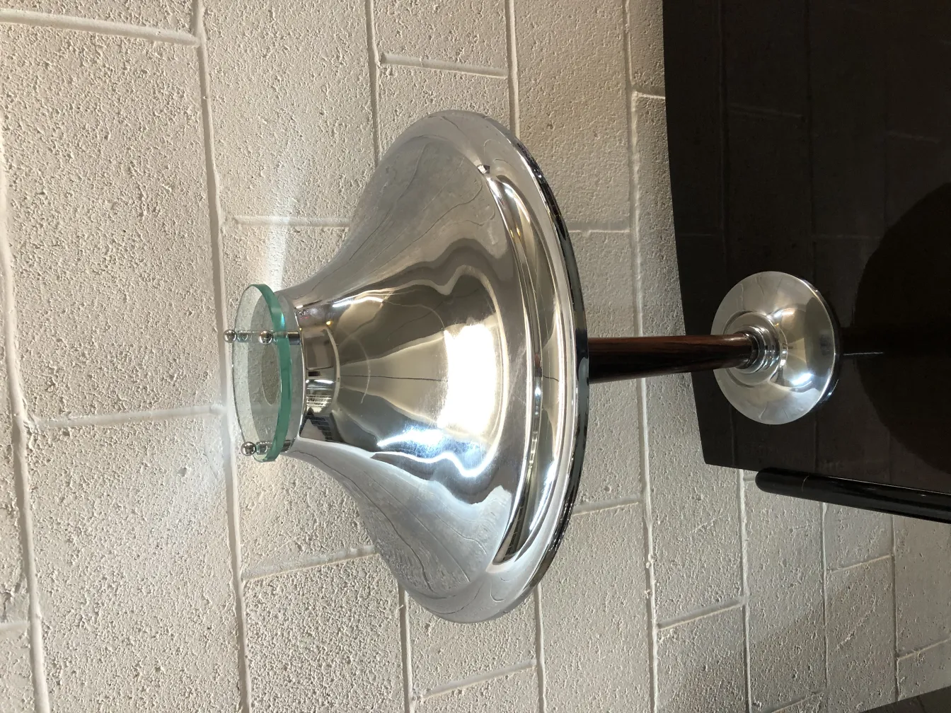 Lampada da tavolo antica con base lucida ed elegante, perfetta per decorare.