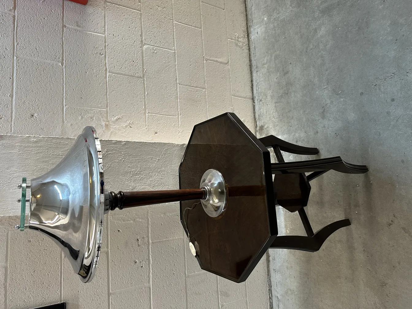 Lampe de bureau antique avec base octogonale et design élégant dans un cadre simple