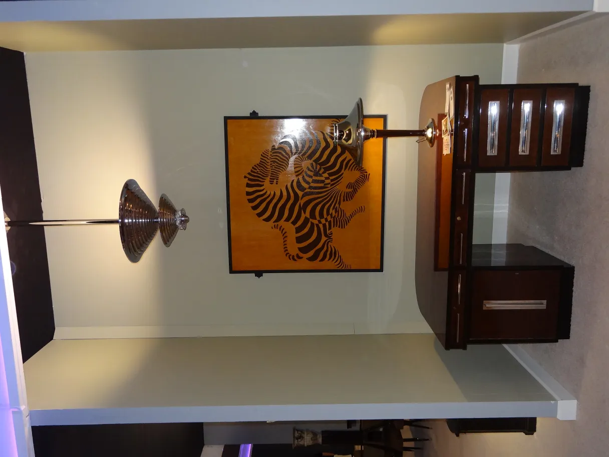 Lampada da tavolo antica con design elegante, ambienti decorativi.