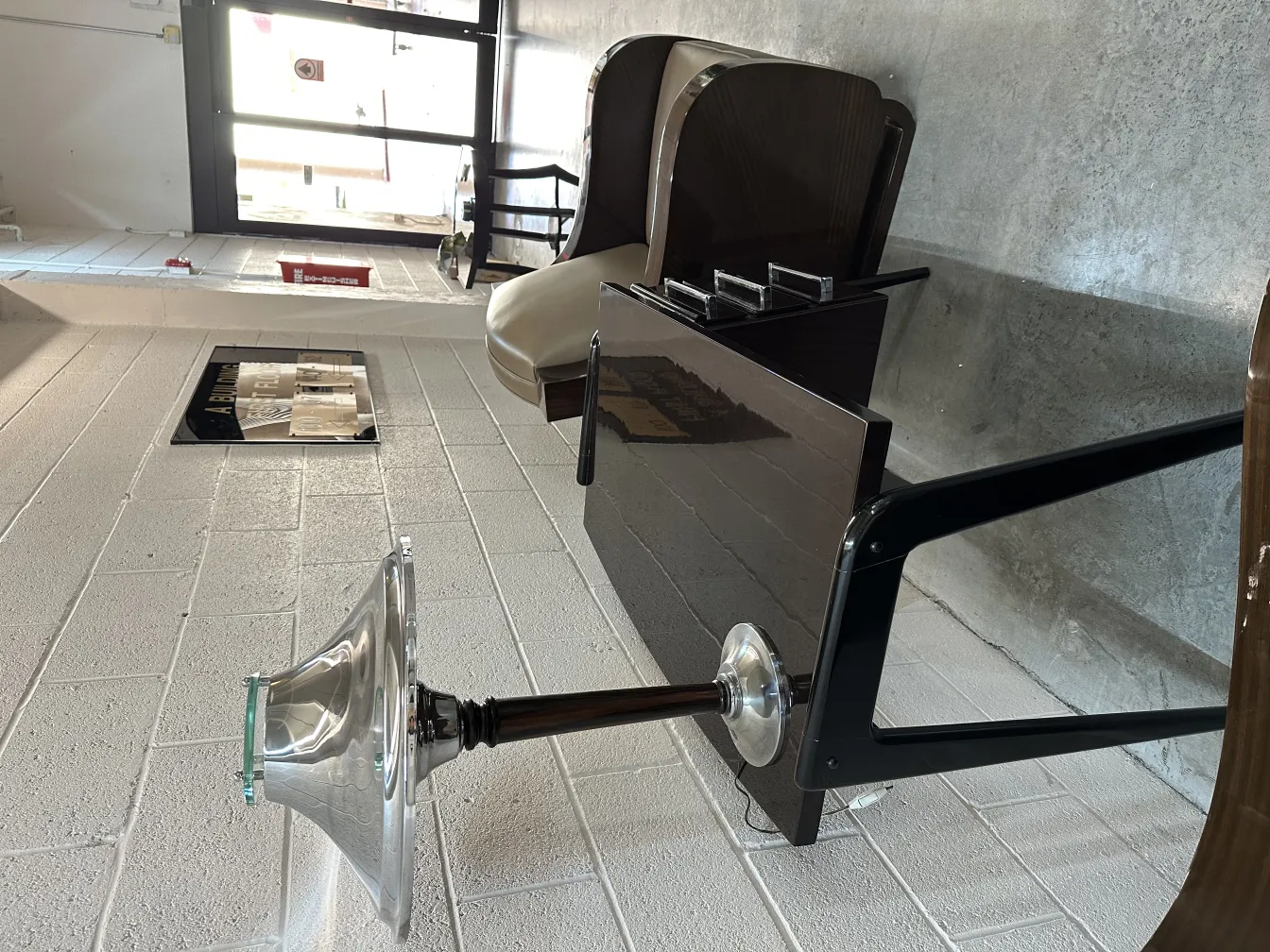 Antigua lámpara de mesa con base decorativa y pantalla brillante en un ambiente moderno.