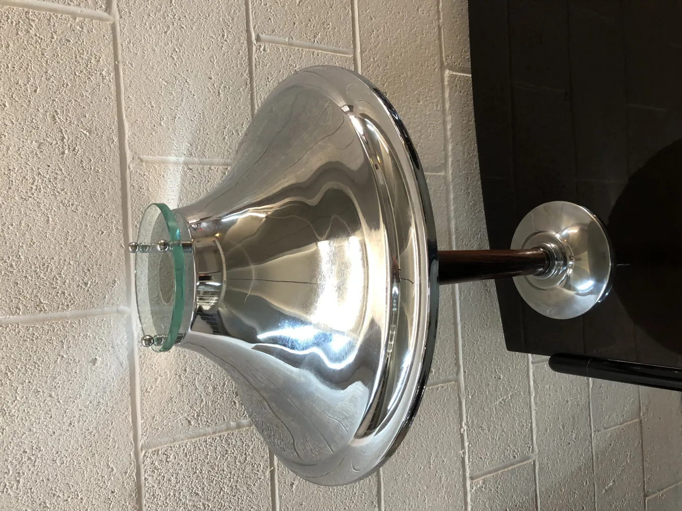 Helle antike Tischlampe mit eleganten Details und sanfter Beleuchtung.