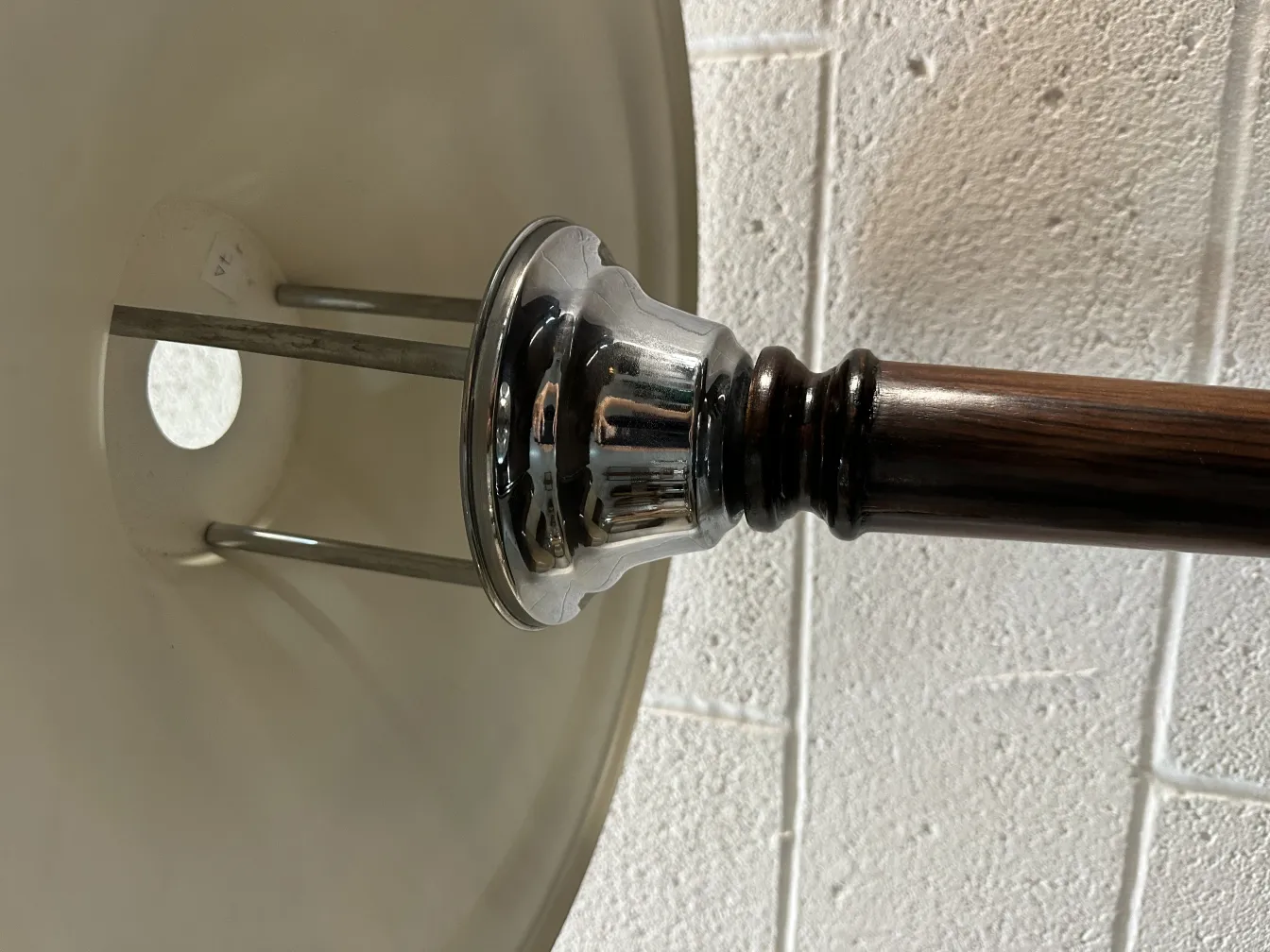 Antique table lamp, elegant design, perfect for decoration.