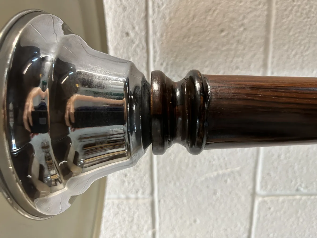 Antique table lamp with a shiny and elegant base, surrounded by a cozy environment.