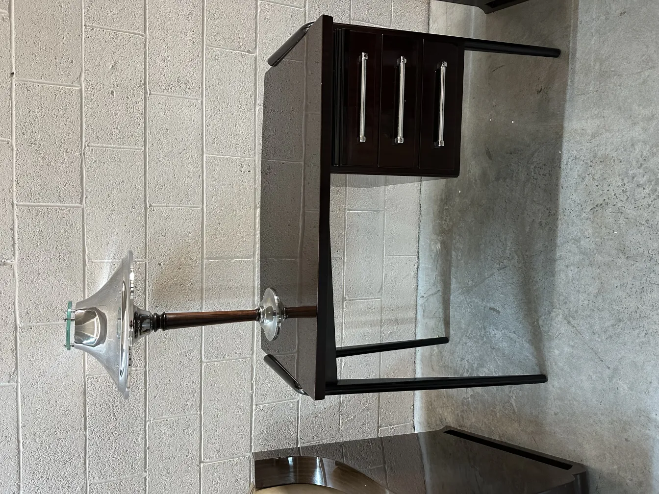 Lampada da tavolo antica con base in vetro in un ambiente contemporaneo.