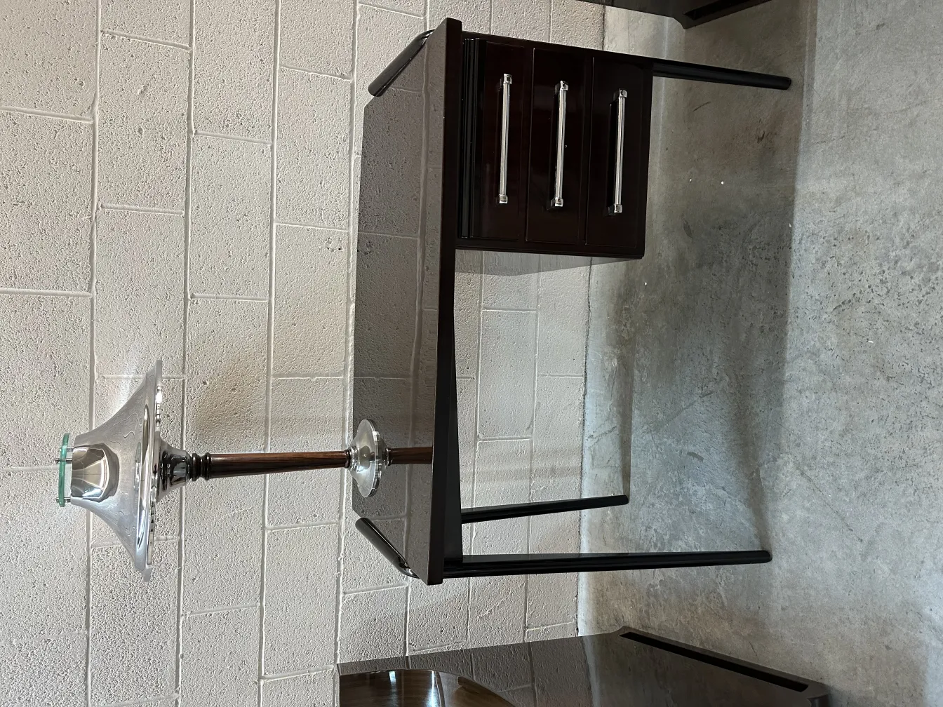 luminária de mesa antiga com formato elegante e base de vidro