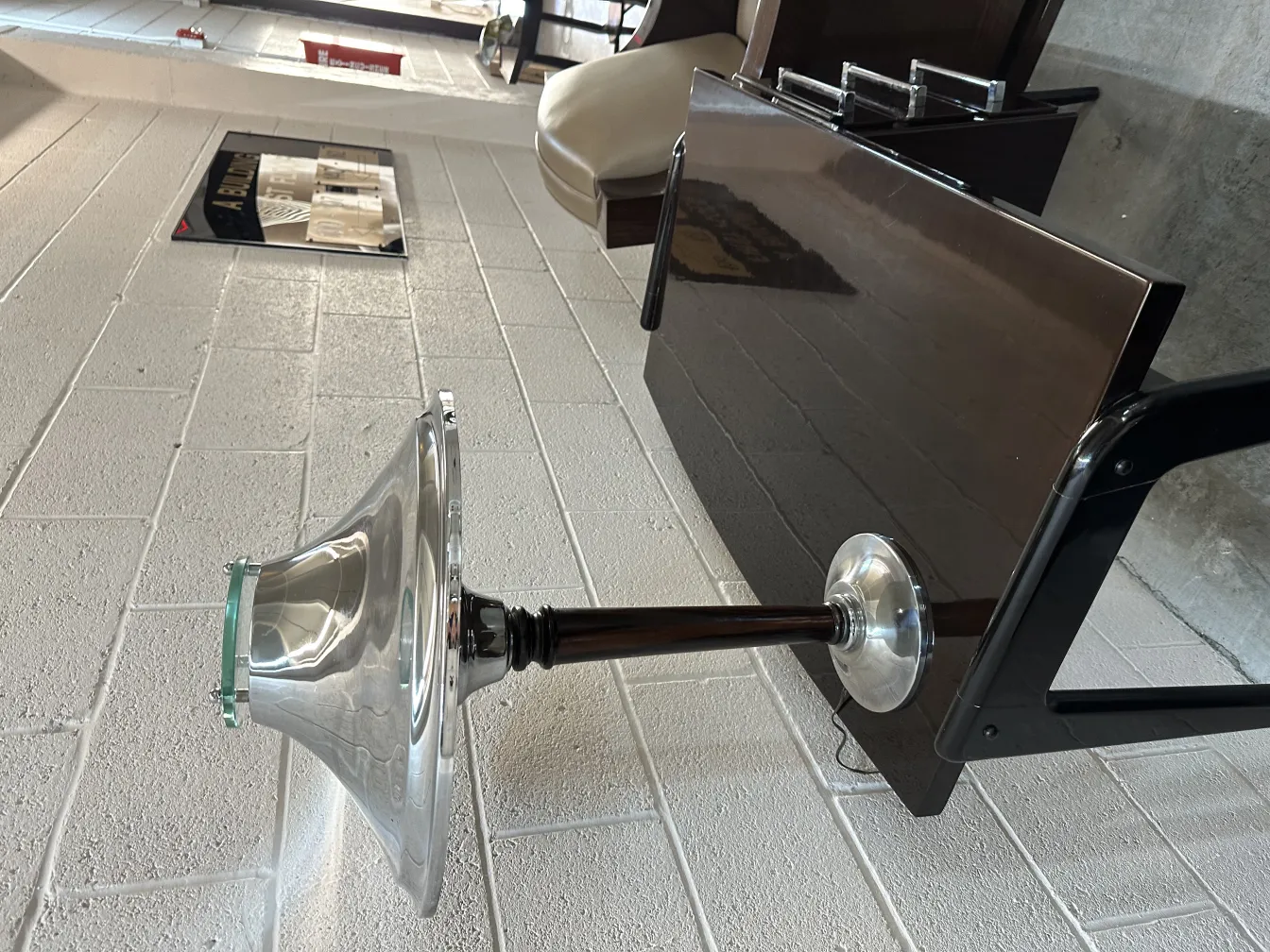 antike tischlampe mit glänzendem fuß in modernem design