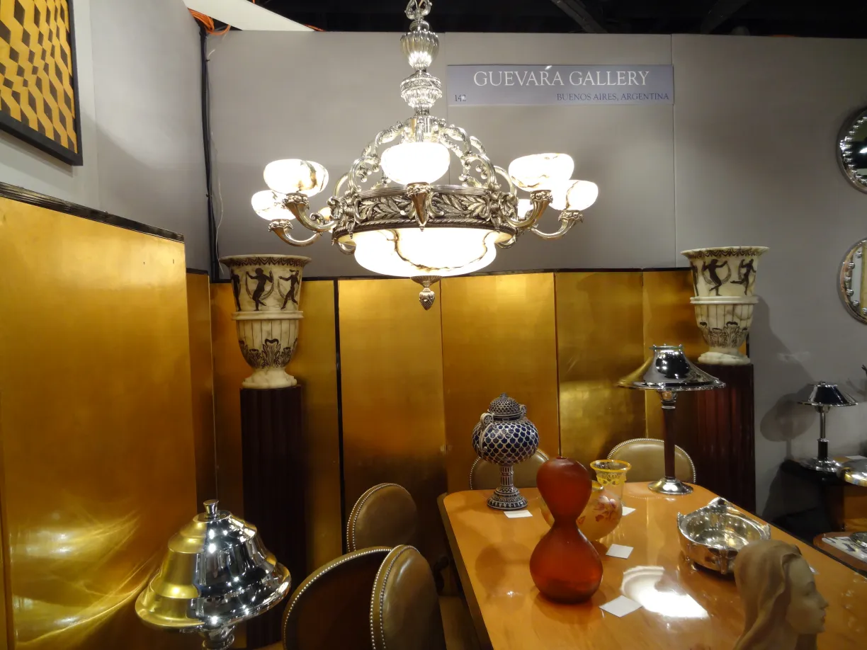 lampe de bureau ancienne avec une forme élégante et décorative, fond doré