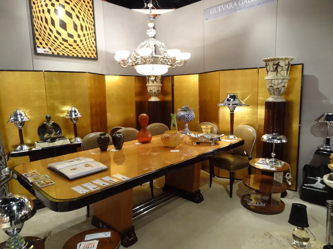 Lámpara de mesa antigua de diseño único, en un ambiente elegante, con mesas y sillas modernas.