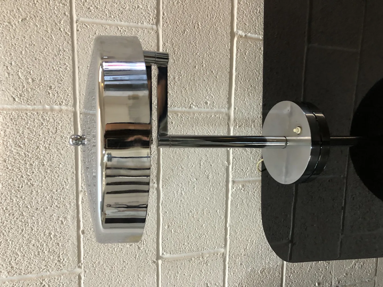 luminária de mesa antiga com base preta e cúpula brilhante