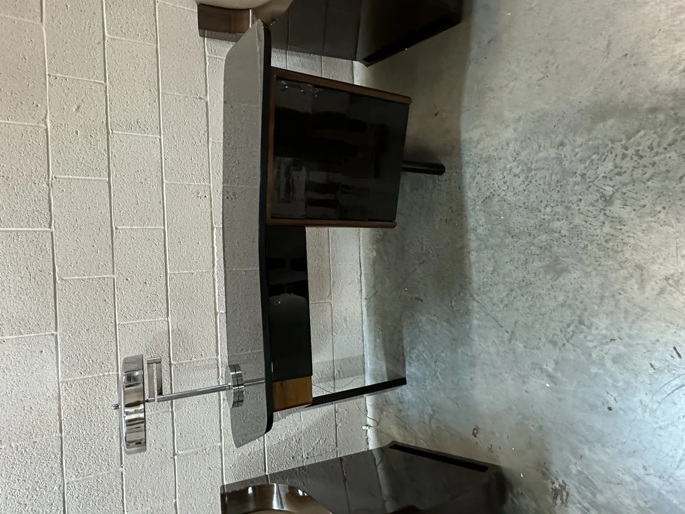 lampe de bureau ancienne avec un design élégant et des détails