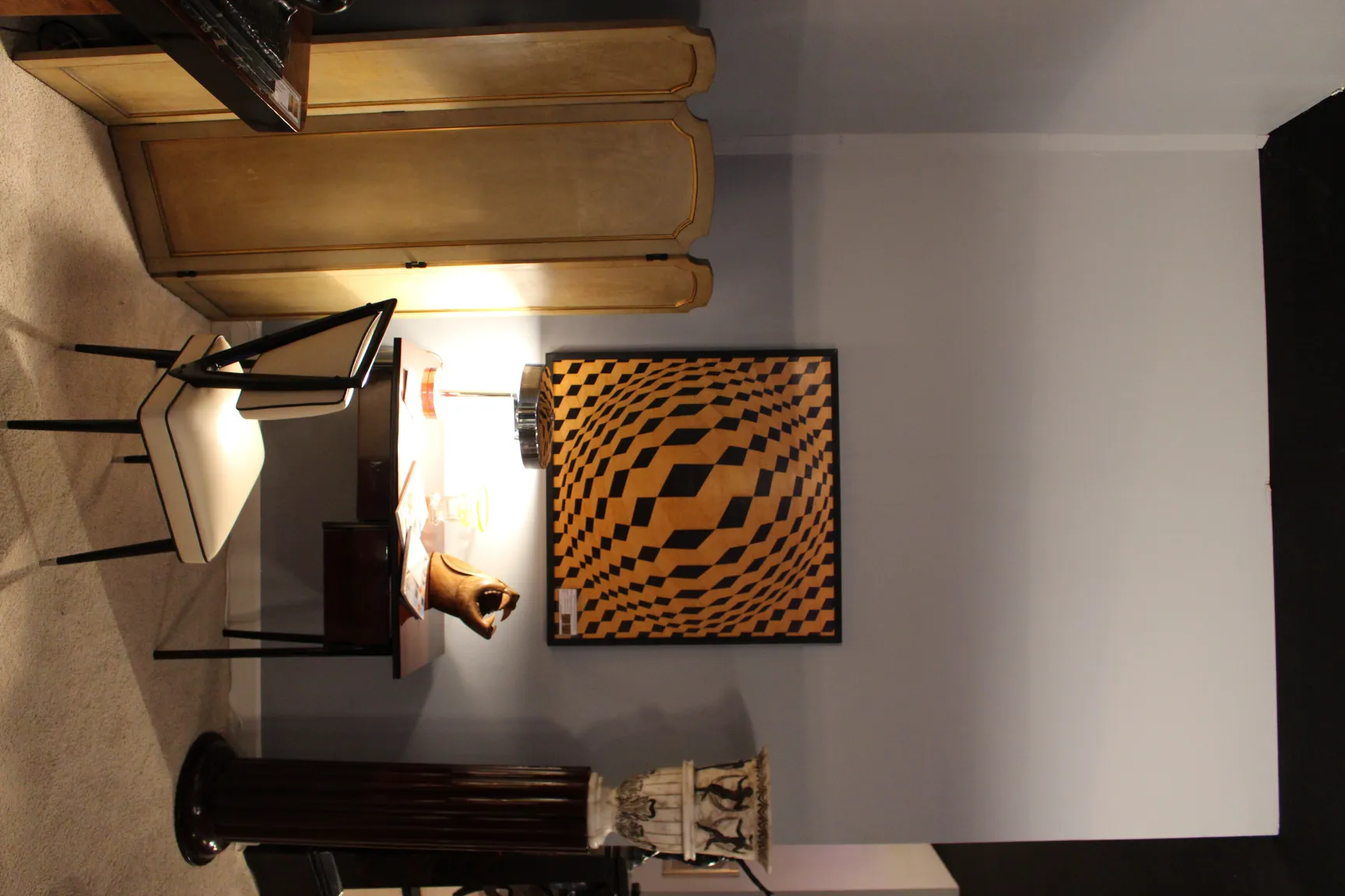 Luminária de mesa antiga com luz suave, elegante e decorativa, cercada por um ambiente clássico.