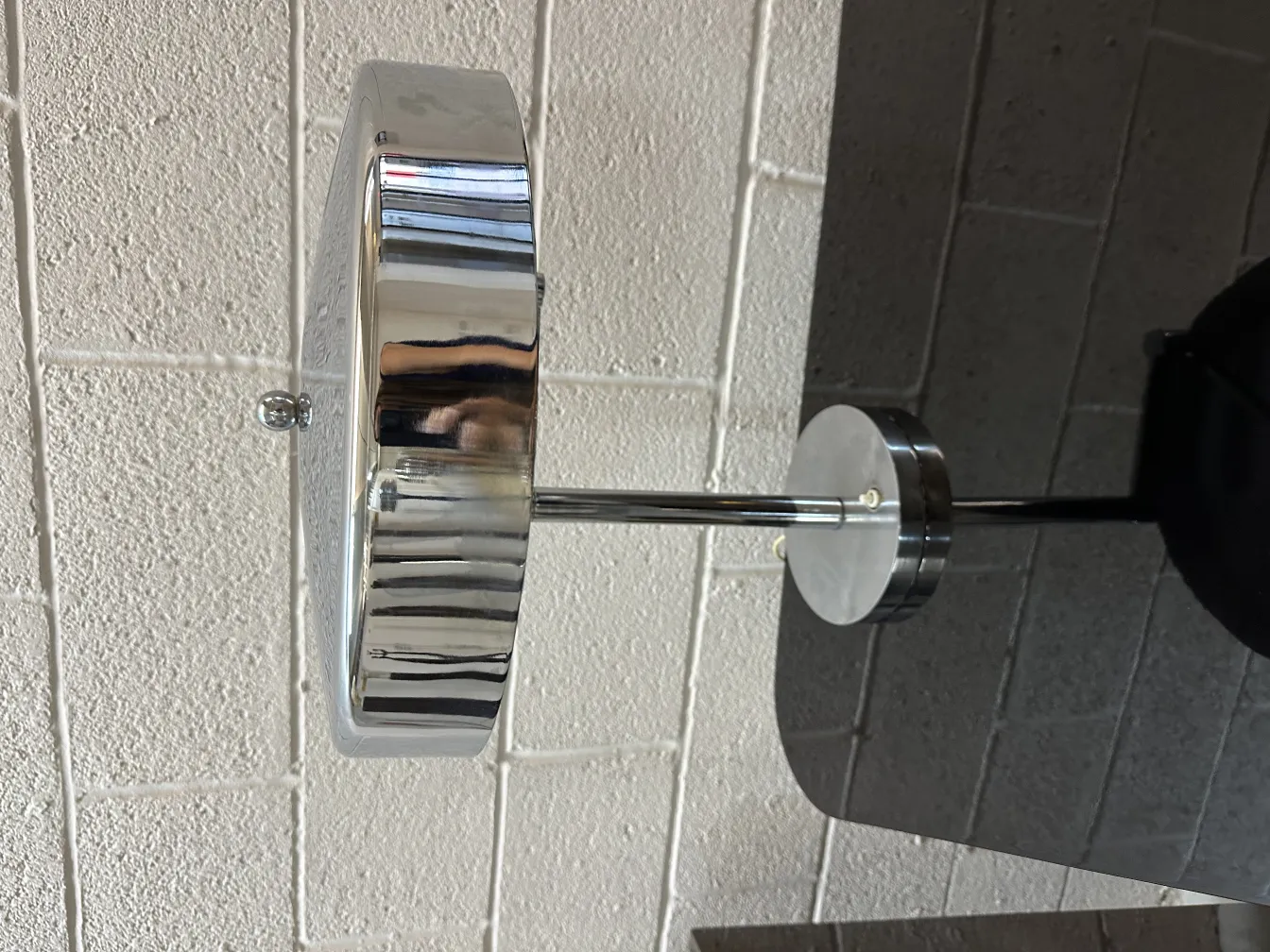 lampe de bureau ancienne avec forme ronde et base argentée, ambiance chaleureuse