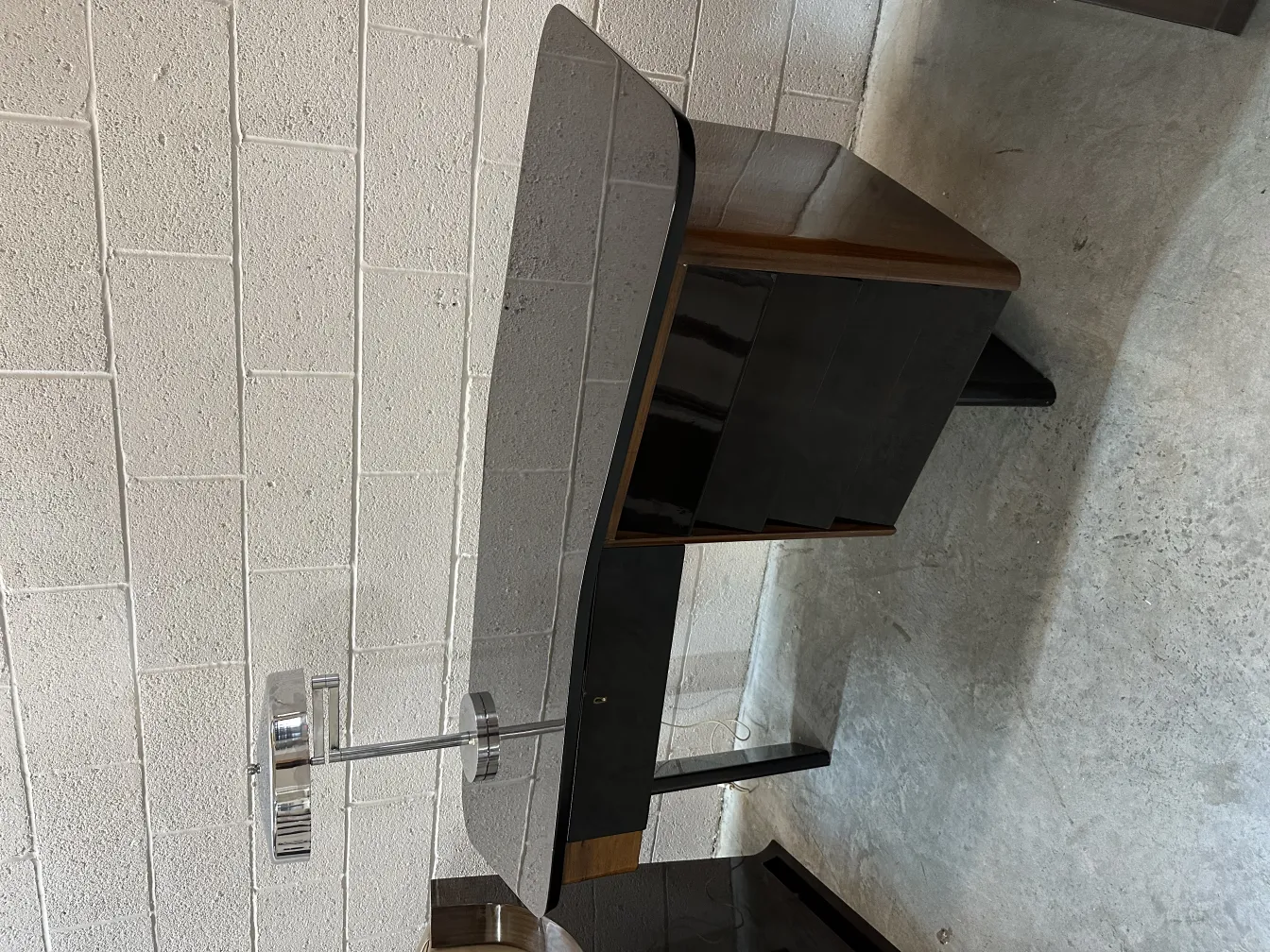 Lámpara de mesa antigua con base negra, ambiente moderno.