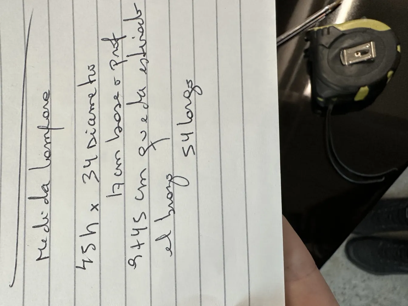 antike tischlampe mit runder basis auf dem schreibtisch