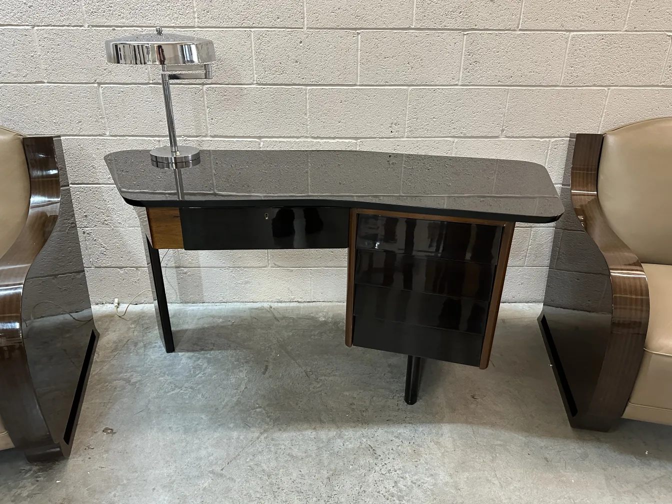 Lámpara de mesa antigua en un diseño modernista, con luz brillante.