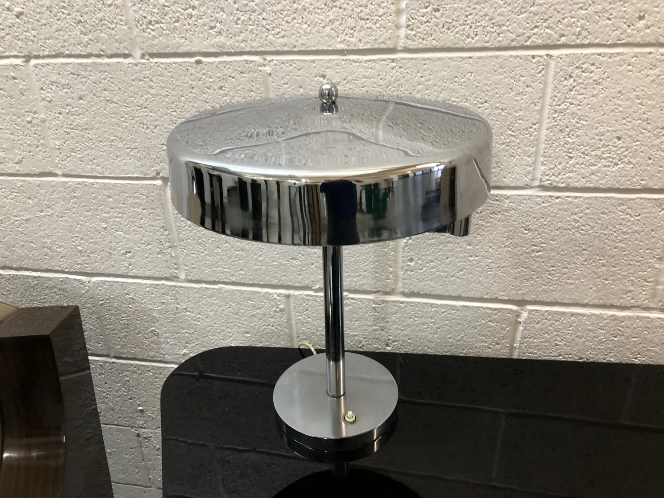 Lampada da tavolo antica con base rotonda, pezzo di illuminazione elegante.