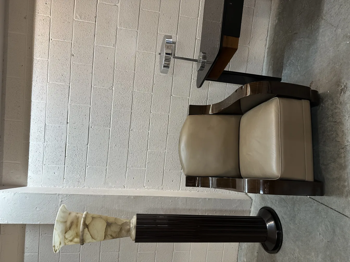 오래된 테이블램프, 세련된 베이스와 현대적인 환경에서