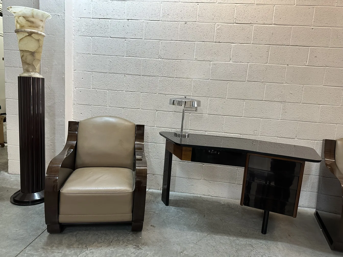 古いテーブルランプが現代的な空間に置かれています