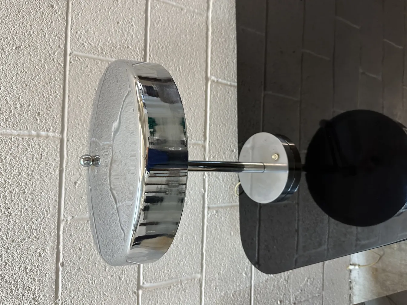 lampada da tavolo antica con base rotonda in argento in un ambiente elegante