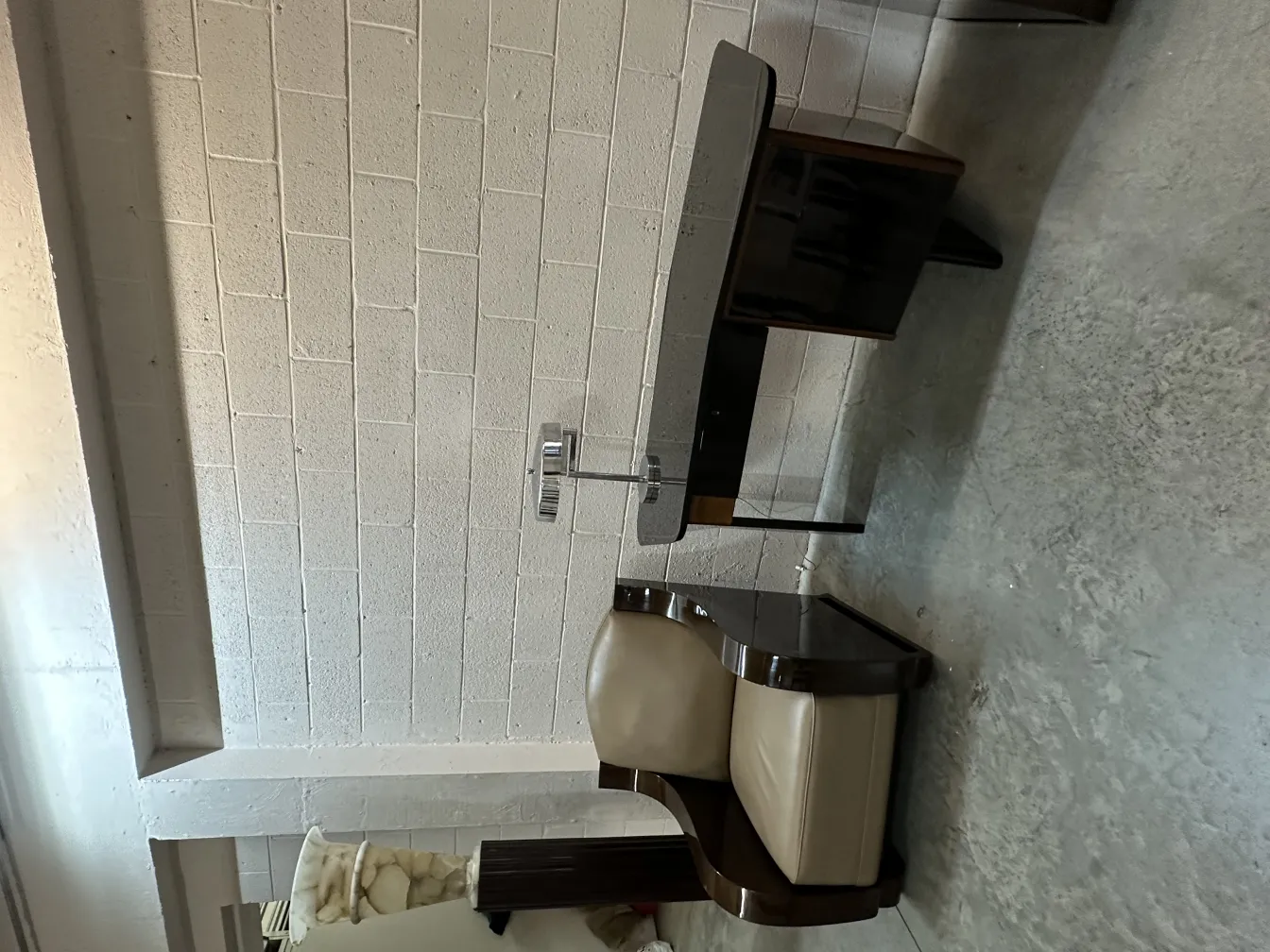 lampara de mesa antigua con base elegante en un ambiente moderno