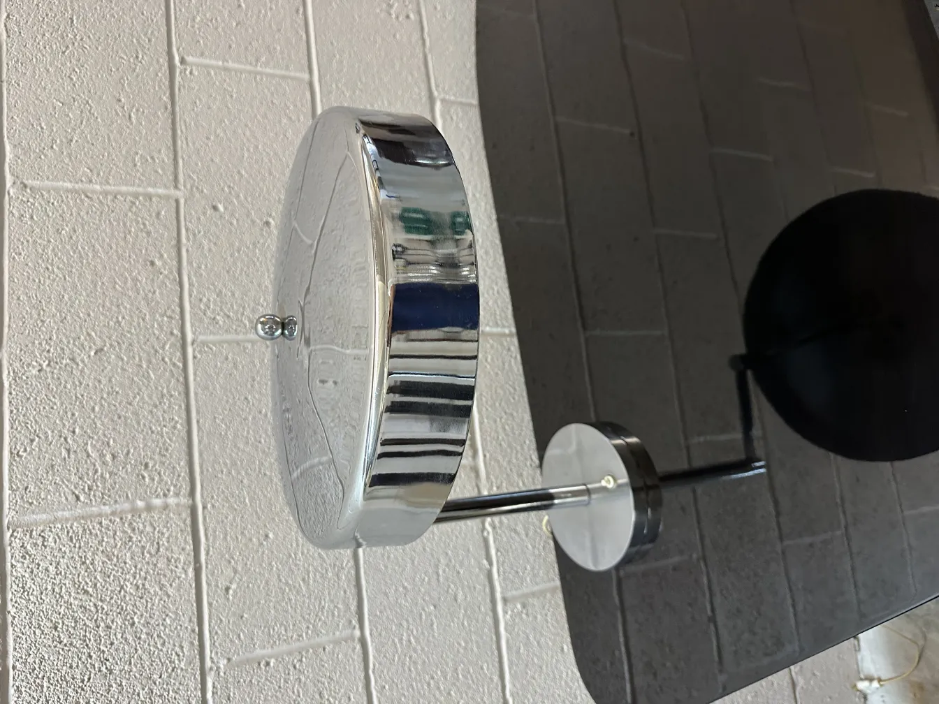 Luminária de mesa antiga com base redonda e luz suave, ideal para ambientes aconchegantes.