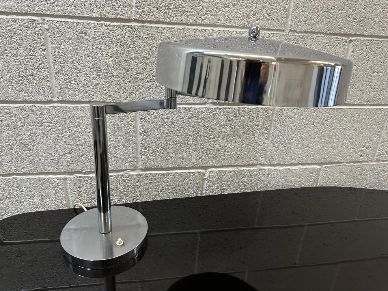 Antike Tischlampe mit runder Basis in modernem Ambiente.