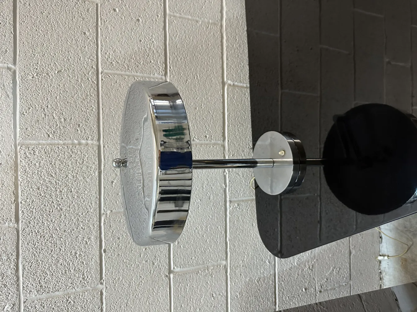 Antike Tischlampe mit runder Basis und elegantem Design, perfekt zur Dekoration.