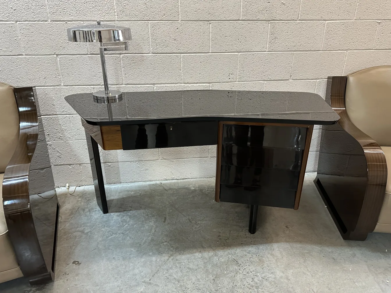 antike tischlampe mit elegantem design neben einem tisch