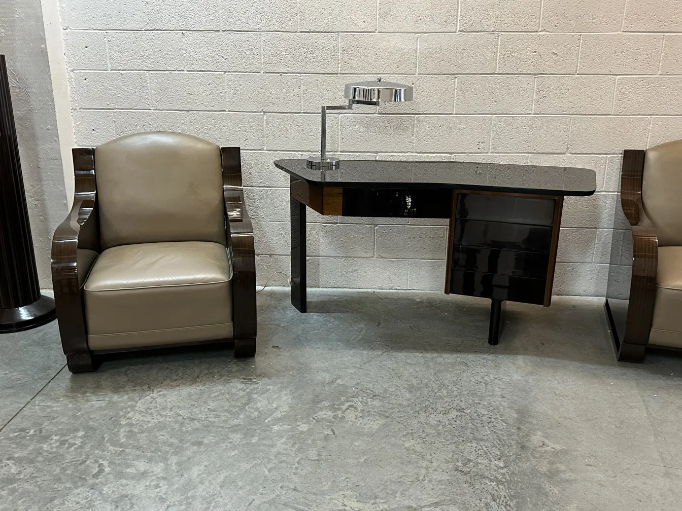 elegante lámpara de mesa antigua sobre una mesa moderna