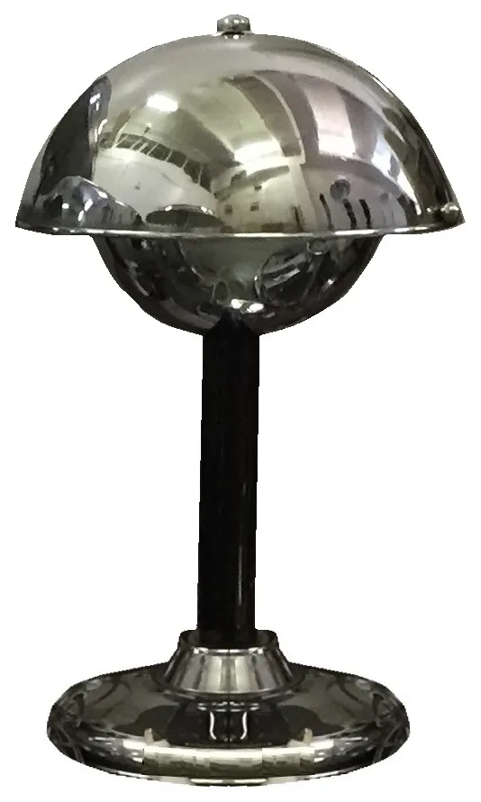 lampada da tavolo antica con base riflettente e paralume rotondo in un ambiente vintage